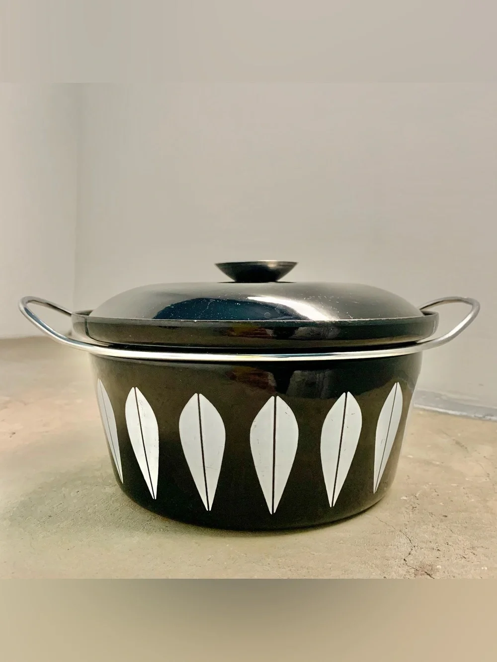 Cathrineholm Lotus Black Enamel Dutch Oven Casserole Pot With Handles and Lid